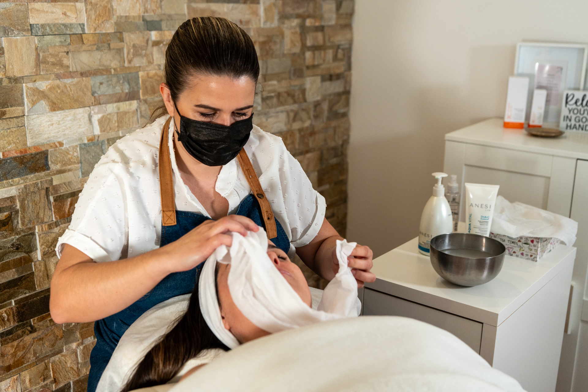 Tratamiento facial profesional en Badajoz en el estudio Estefanía Fernández Make Up, clienta con piel luminosa